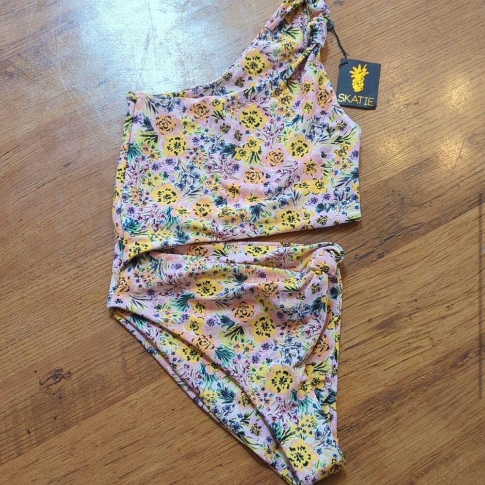 Skatie Nicole one piece - Picture 4 of 6